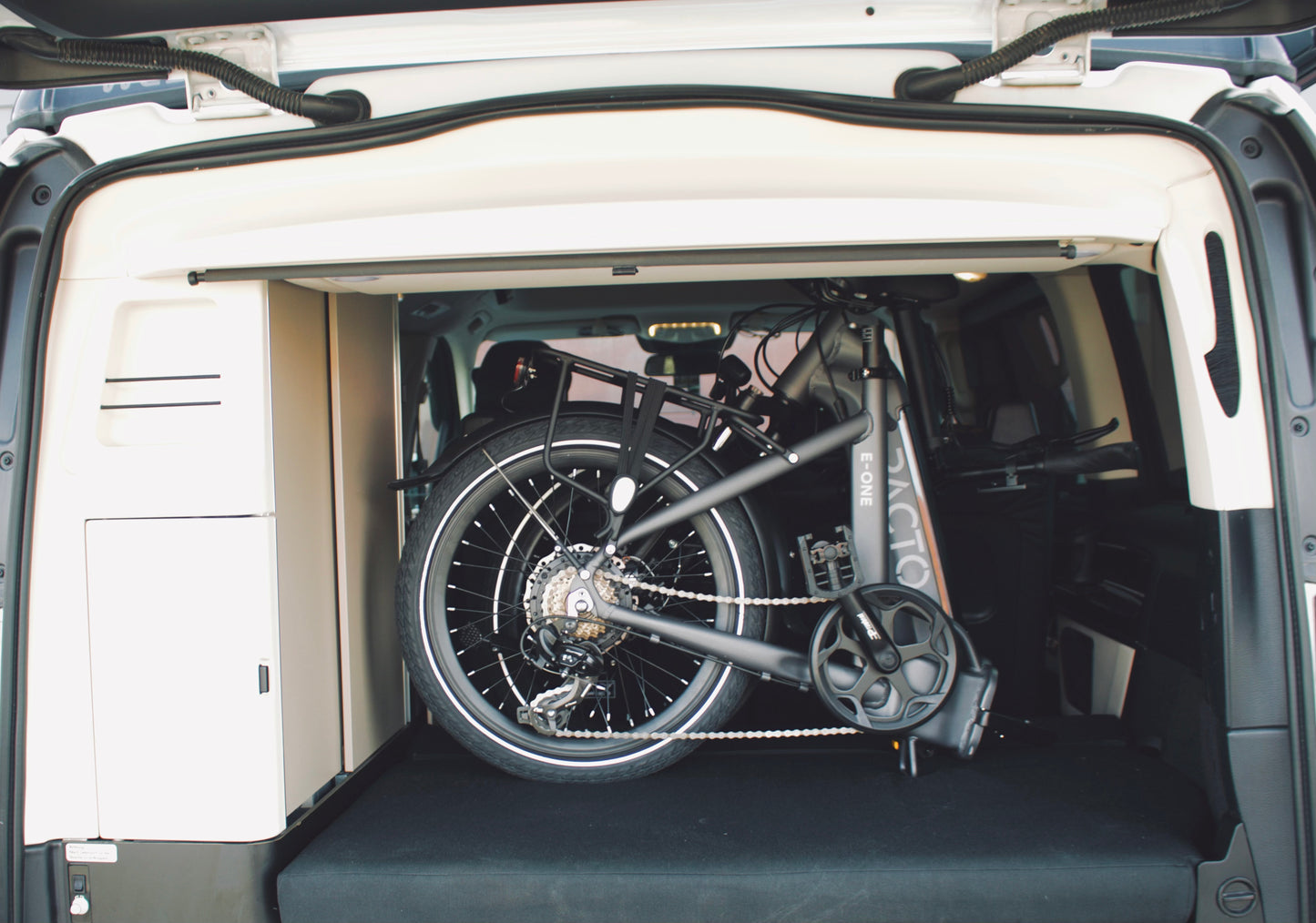 PACTO folding bike vouwfiets opgevouwen in camper ruimtebesparende fiets voor reizen en kamperen