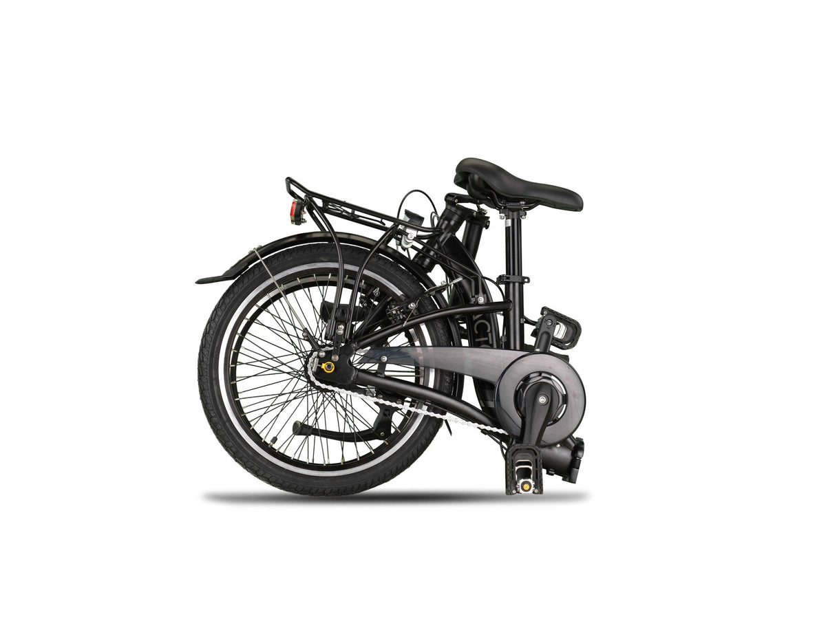 Nederlands:
Zwarte PACTO vouwfiets in opgevouwen stand, met bagagedrager en spatborden, op een witte achtergrond.

Engels:
Black PACTO folding bike in its folded position, with a rear rack and mudguards, on a white background.
