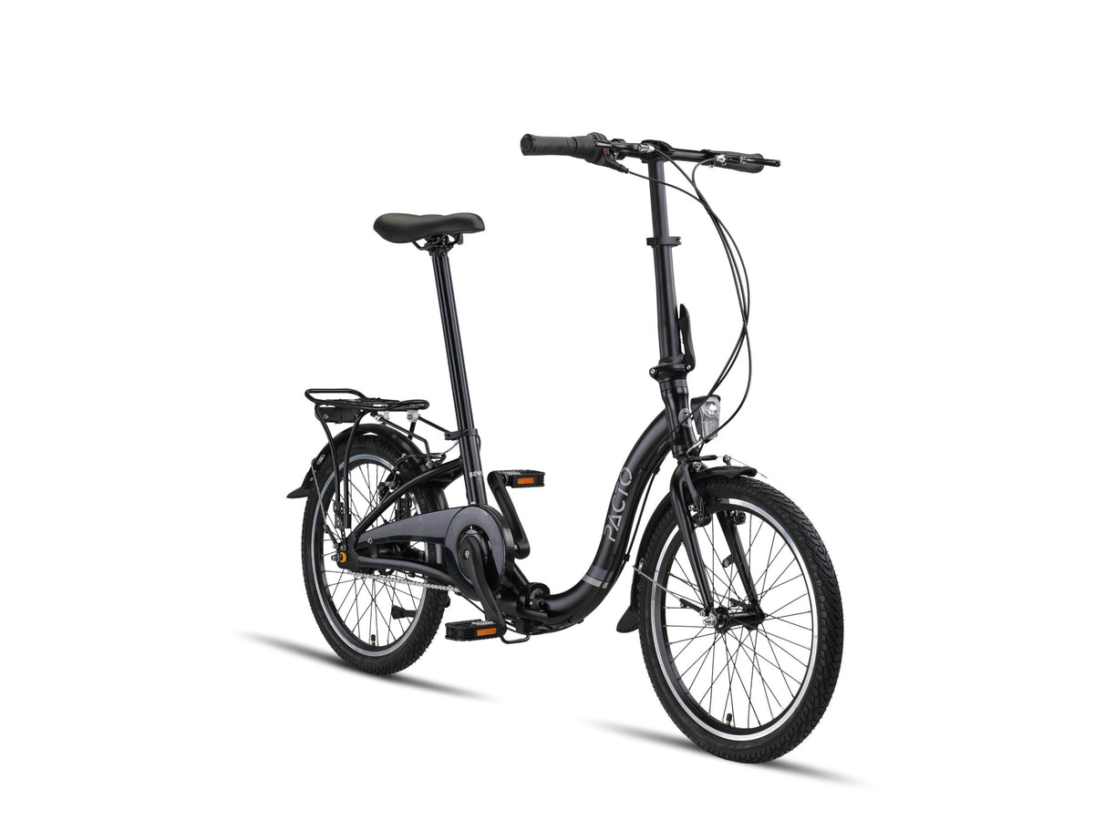 Nederlands:
Zwarte PACTO vouwfiets met lage instap, bagagedrager en spatborden, schuin van voren op een witte achtergrond.

Engels:
Black PACTO folding bike with a low step-through frame, rear rack and mudguards, viewed from a front three-quarter angle on a white background.
