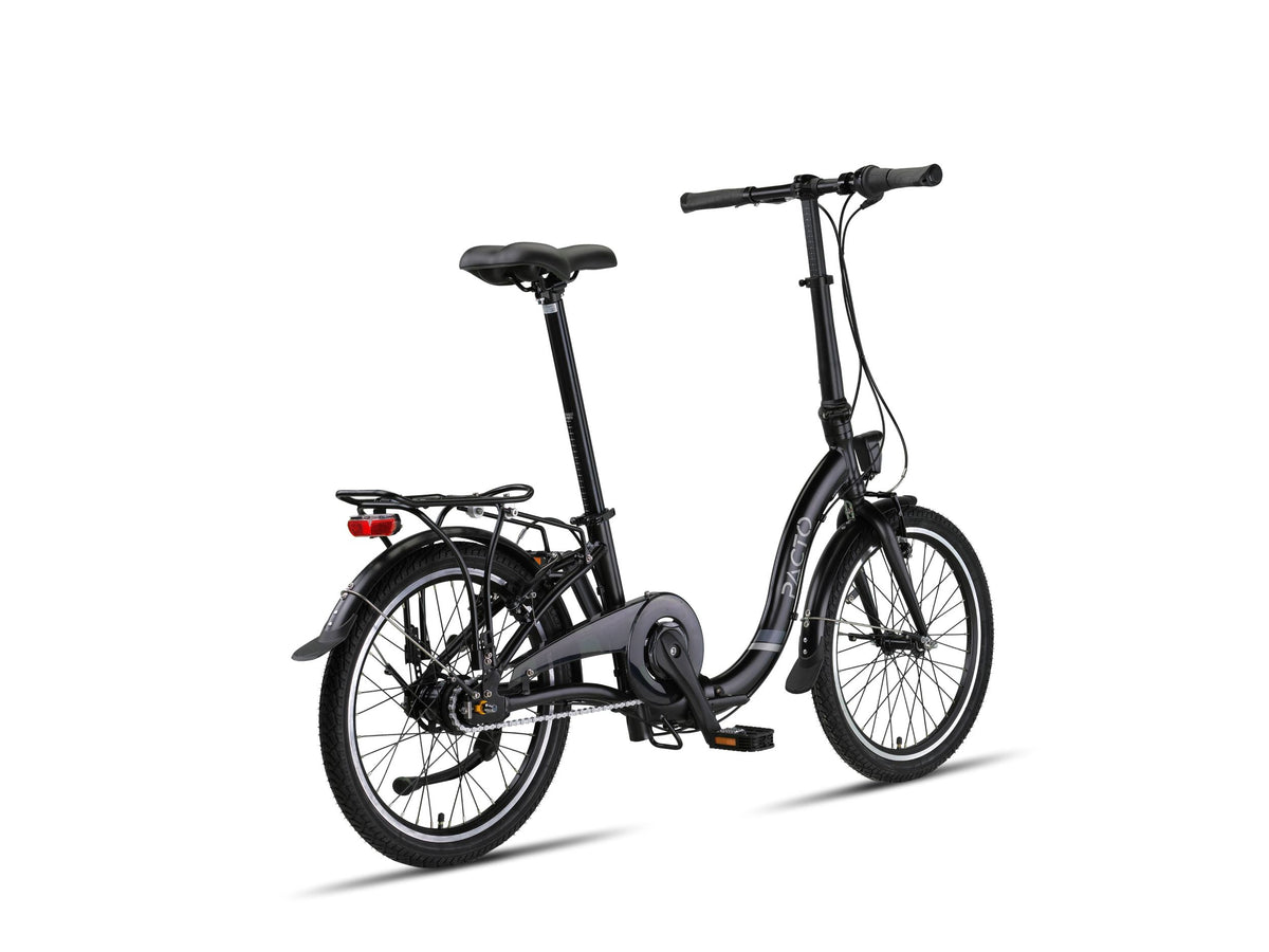 Nederlands:
Zwarte PACTO vouwfiets met lage instap, bagagedrager en spatborden, schuin van achteren op een witte achtergrond.

Engels:
Black PACTO folding bike with a low step-through frame, rear rack and mudguards, viewed from a rear three-quarter angle on a white background.