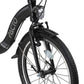 Nederlands:
Detail van het voorwiel van een zwarte PACTO vouwfiets, met voorrem, spatbord, koplamp en spaakreflector.

Engels:
Close-up of the front wheel of a black PACTO folding bike, showing the front brake, mudguard, headlight and spoke reflector.