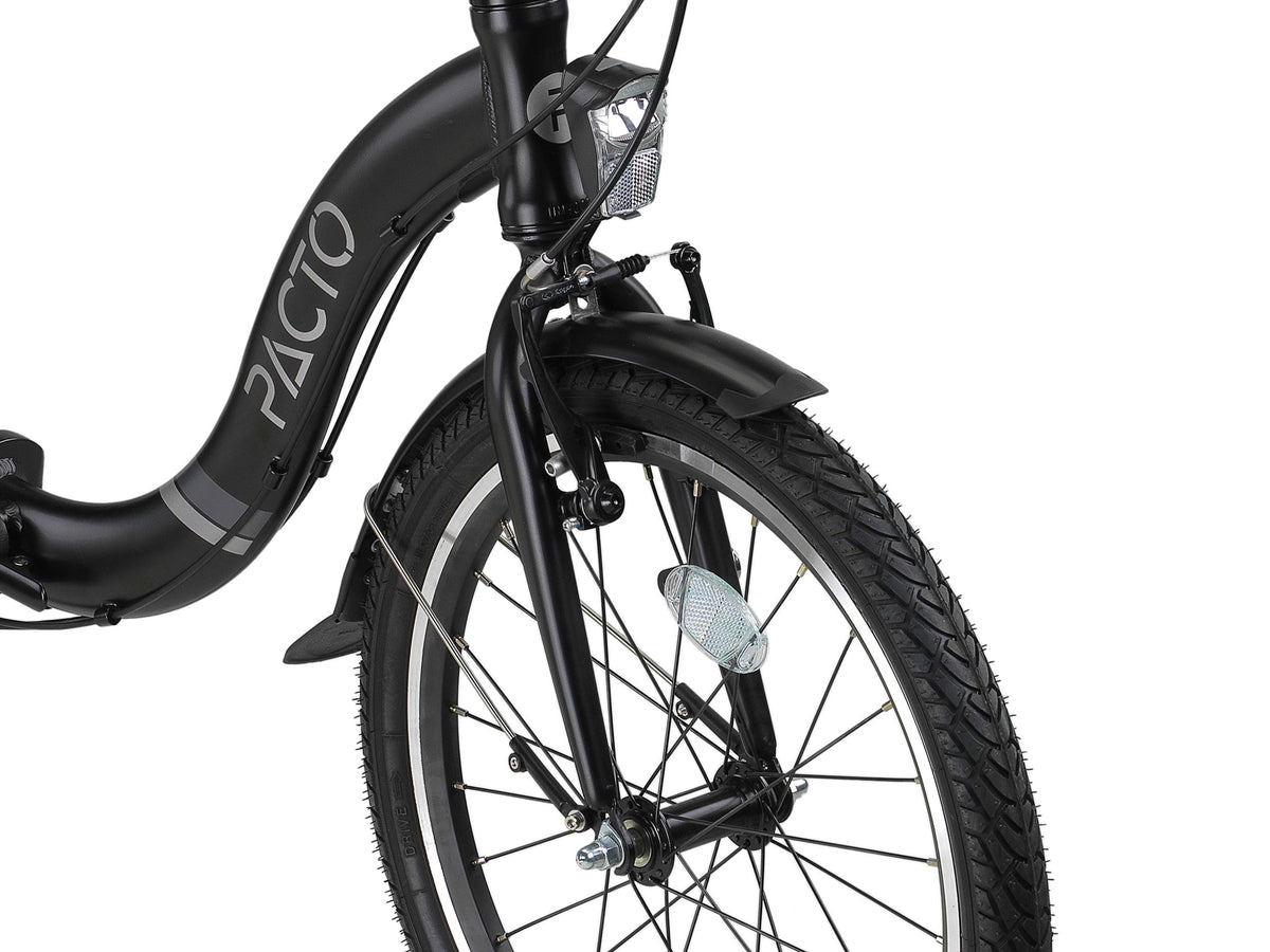 Nederlands:
Detail van het voorwiel van een zwarte PACTO vouwfiets, met voorrem, spatbord, koplamp en spaakreflector.

Engels:
Close-up of the front wheel of a black PACTO folding bike, showing the front brake, mudguard, headlight and spoke reflector.