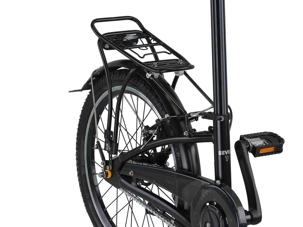 Nederlands:
Detail van de zwarte PACTO SEVEN vouwfiets met bagagedrager, achterwiel, achterrem, spatbord en kettingkast.

Engels:
Close-up of the black PACTO SEVEN folding bike, showing the rear rack, rear wheel, rear brake, mudguard and chain guard.