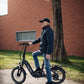 Man op zwart grijs PACTO elektrische  vouwfiets (folding bike) in stad compacte en moderne elektrische vouwfiets
