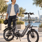 Nederlands
Opgevouwen grijze PACTO E‑ONE elektrische vouwfiets bij Rotterdam Centraal, klaar om mee te nemen in de trein.

English
Folded grey PACTO E‑ONE electric folding bike at Rotterdam Central Station, ready to take on the train.