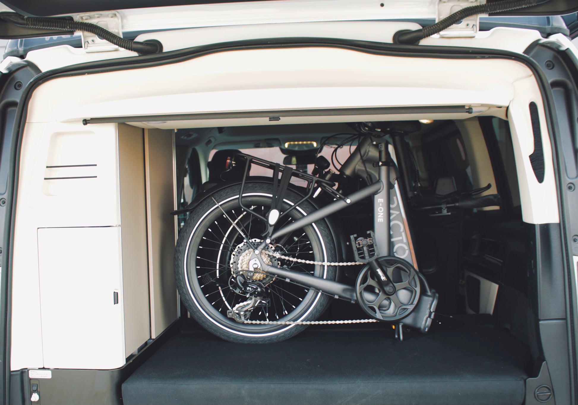 PACTO folding bike vouwfiets opgevouwen in camper ruimtebesparende fiets voor reizen en kamperen