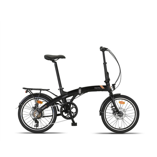 🇬🇧 English alt text:
“Side view of a black PACTO FOUR S folding bike with 20-inch wheels and Shimano 6-speed gear system, displayed against a light background.”

🇳🇱 Nederlandse alt-tekst:
“Zijaanzicht van een zwarte PACTO FOUR S vouwfiets met 20-inch wielen en Shimano 6-versnellingssysteem, afgebeeld tegen een lichte achtergrond.”