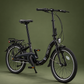 Nederlands:
Zwarte PACTO SEVEN vouwfiets met lage instap, bagagedrager en spatborden, schuin van voren tegen een olijfgroene achtergrond.

Engels:
Black PACTO SEVEN folding bike with a low step-through frame, rear rack and mudguards, viewed from a front three-quarter angle against an olive-green background.