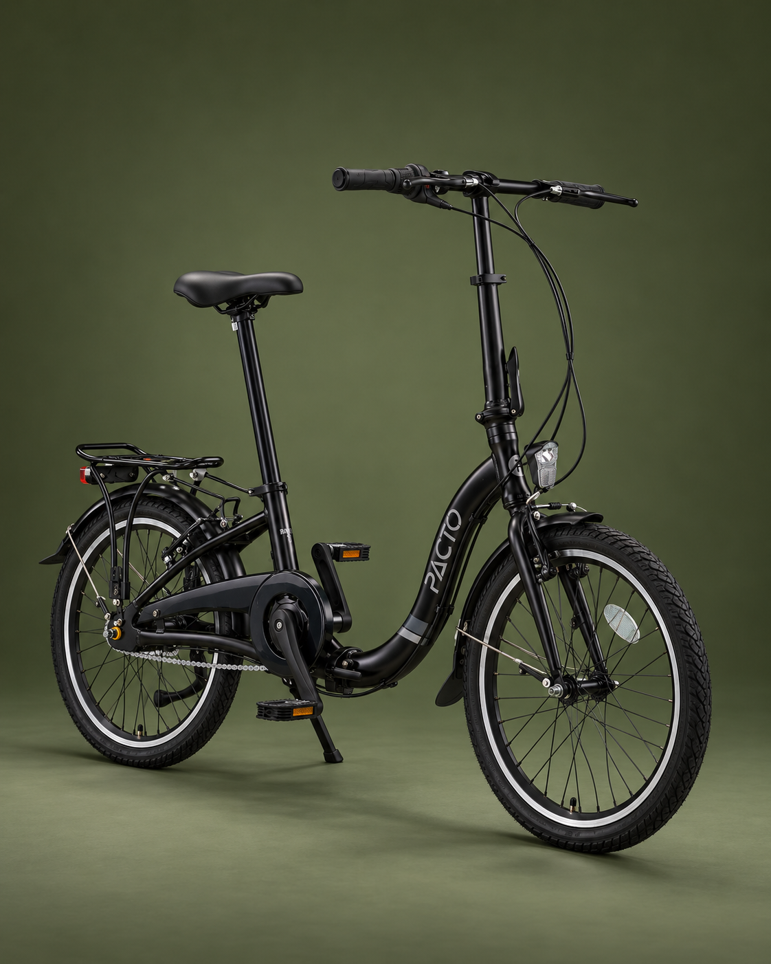 Nederlands:
Zwarte PACTO SEVEN vouwfiets met lage instap, bagagedrager en spatborden, schuin van voren tegen een olijfgroene achtergrond.

Engels:
Black PACTO SEVEN folding bike with a low step-through frame, rear rack and mudguards, viewed from a front three-quarter angle against an olive-green background.