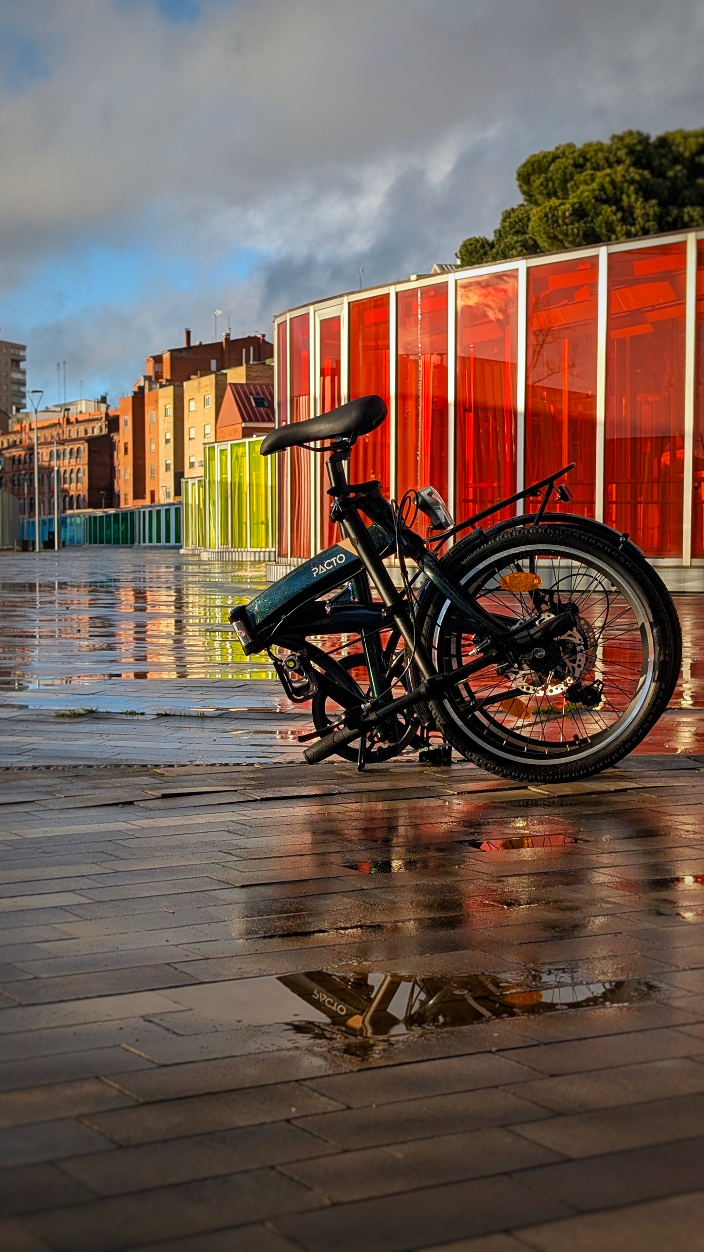 PACTO green lightweight folding bike folded for transport and storage, compact commuter bicycle for urban mobility